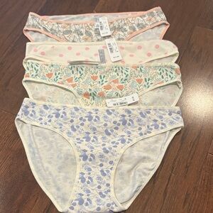 Ladies size M bikini 4 pairs brand new